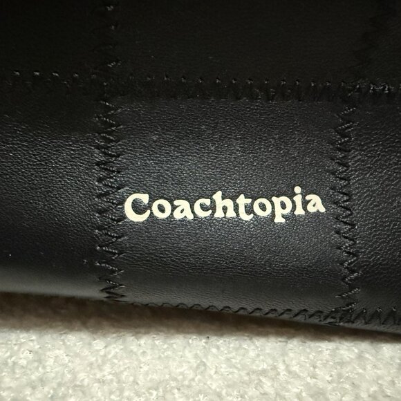 Chic Black Croc-Embossed Shoulder Bag - Picture 3 of 10